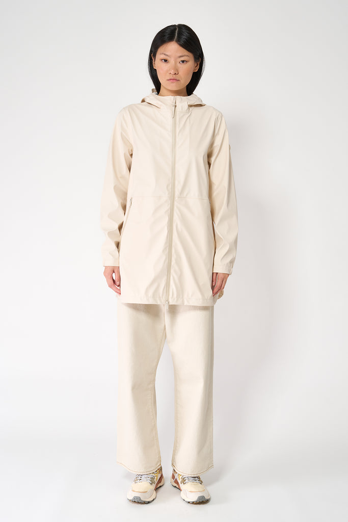  Chaqueta impermeable Brouillard de Mujer Tantä. Color blanco roto o crudo