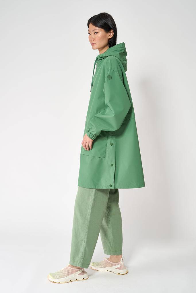 Chaqueta impermeable de mujer Nebbia en poliéster reciclado 100% impermeable. Tantä. Color verde