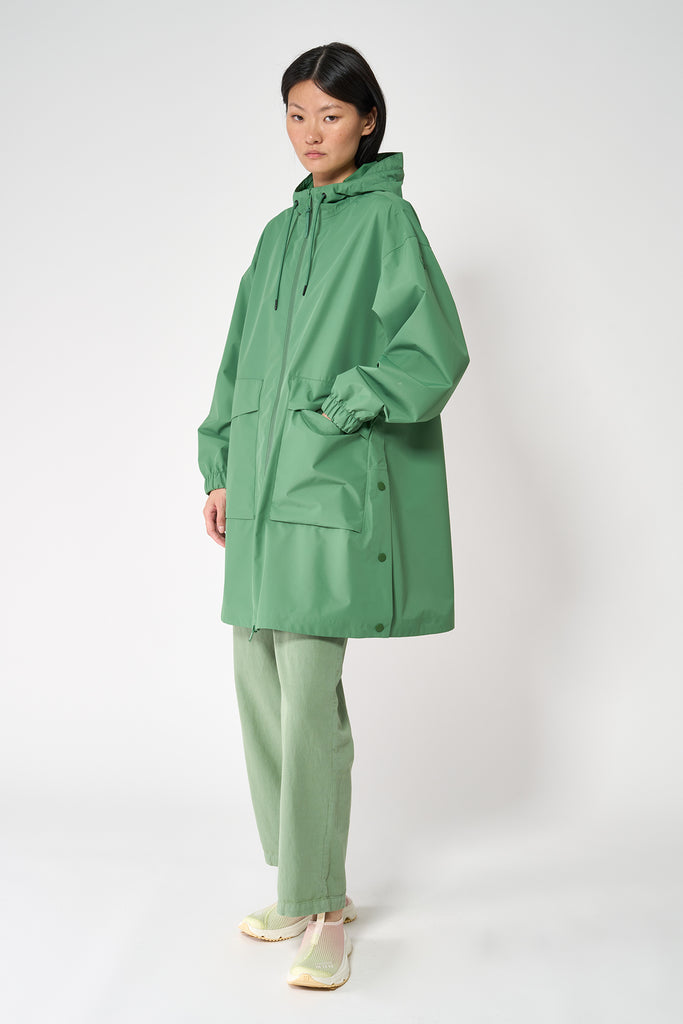 Chaqueta impermeable de mujer Nebbia en poliéster reciclado 100% impermeable. Tantä. Color verde