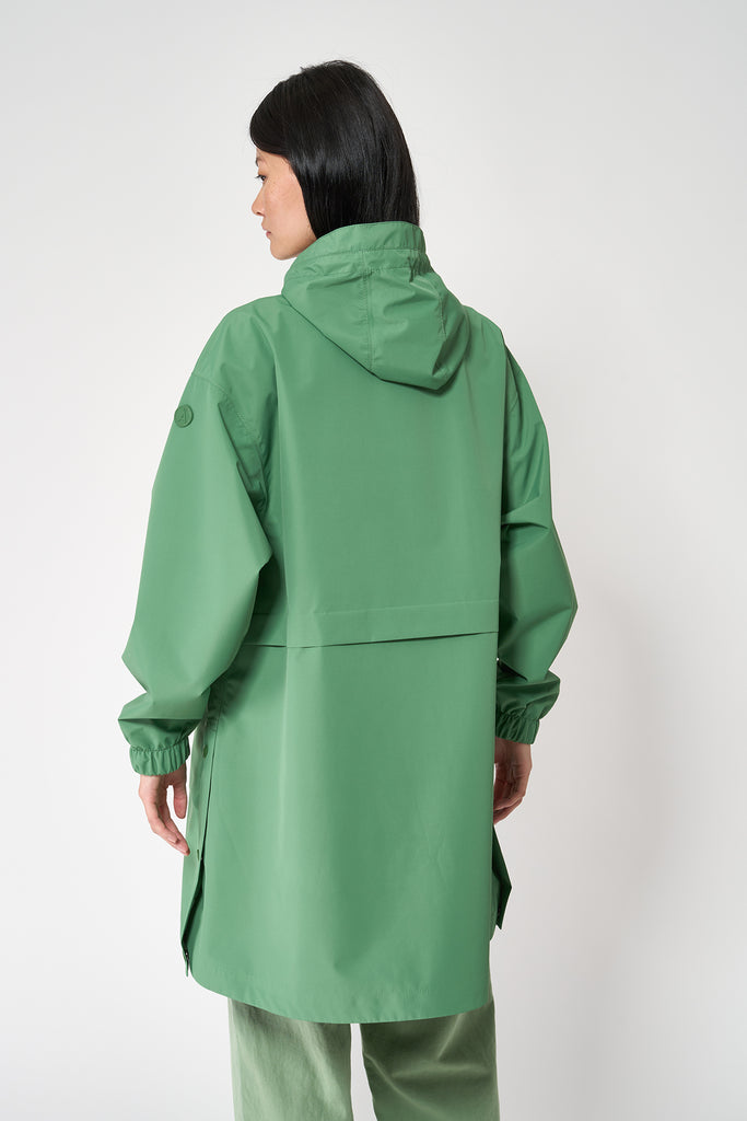 Chaqueta impermeable de mujer Nebbia en poliéster reciclado 100% impermeable. Tantä. Color verde