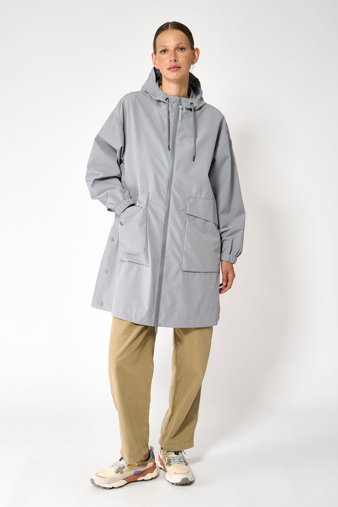 Chaqueta impermeable de mujer Nebbia en poliéster reciclado 100% impermeable. Tantä. Color gris