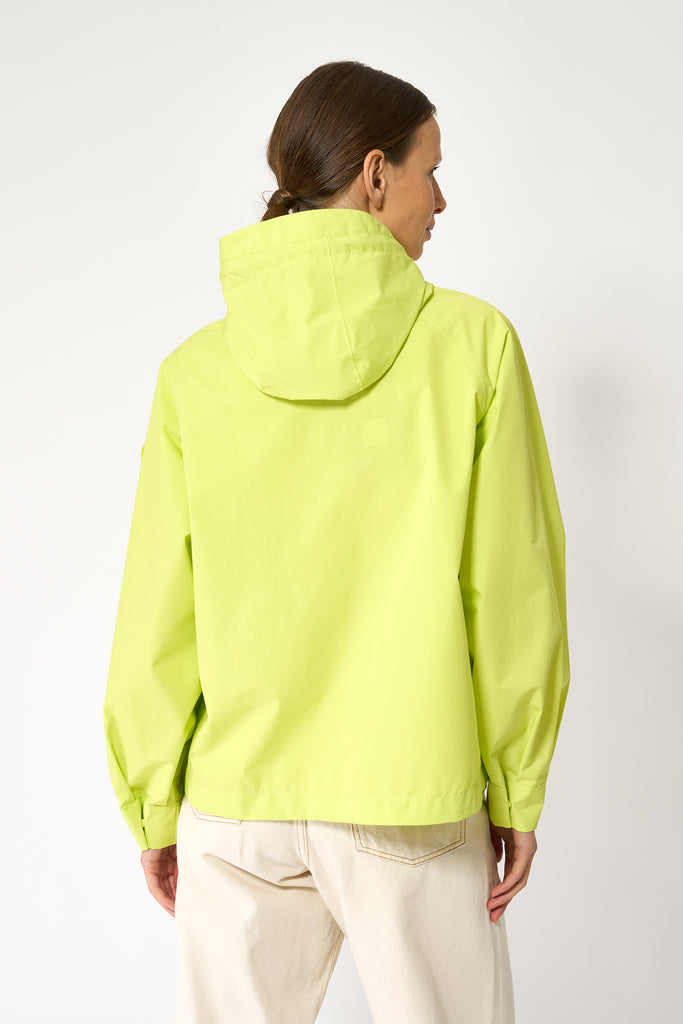 Chaqueta en algodón impermeable de mujer corta Dhuda. Transpirable. Tantä. Color amarillo. 