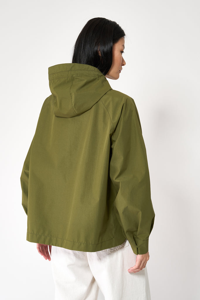 Chaqueta en algodón impermeable de mujer corta Dhuda. Transpirable. Tantä. Color verde. 