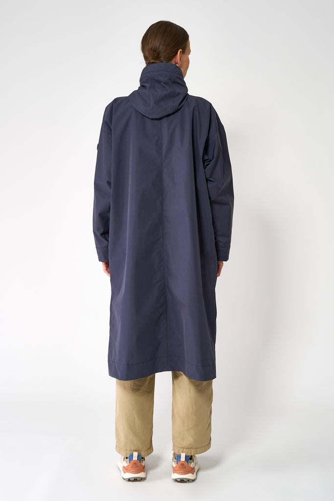 Trench coat o gabardina impermeable de Mujer tipo capa Tantä. Color Azul marino