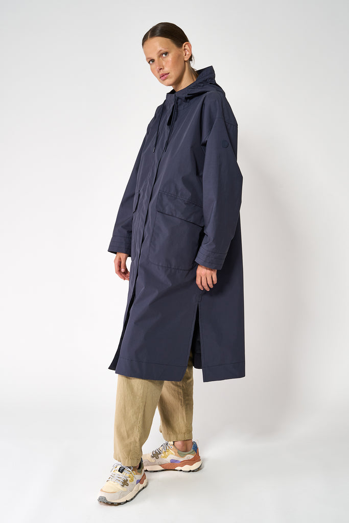 Trench coat o gabardina impermeable de Mujer tipo capa Tantä. Color Azul marino