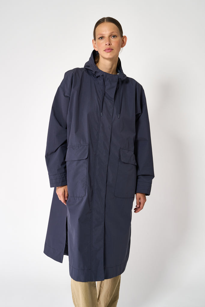 Trench coat o gabardina impermeable de Mujer tipo capa Tantä. Color Azul marino