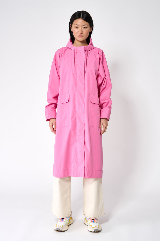 Trench coat o gabardina impermeable de Mujer tipo capa Tantä. Color rosa