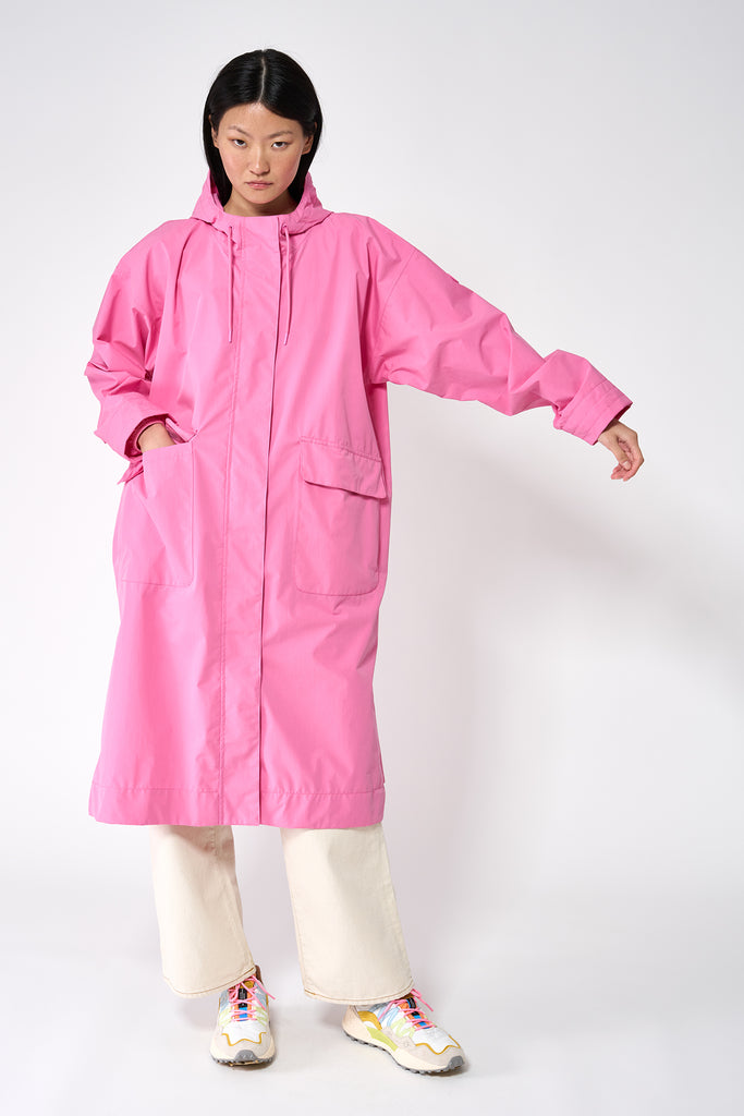 Trench coat o gabardina impermeable de Mujer tipo capa Tantä. Color rosa