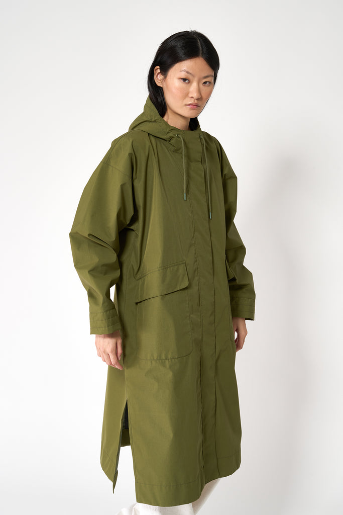 Trench coat o gabardina impermeable de Mujer tipo capa Tantä. Color verde