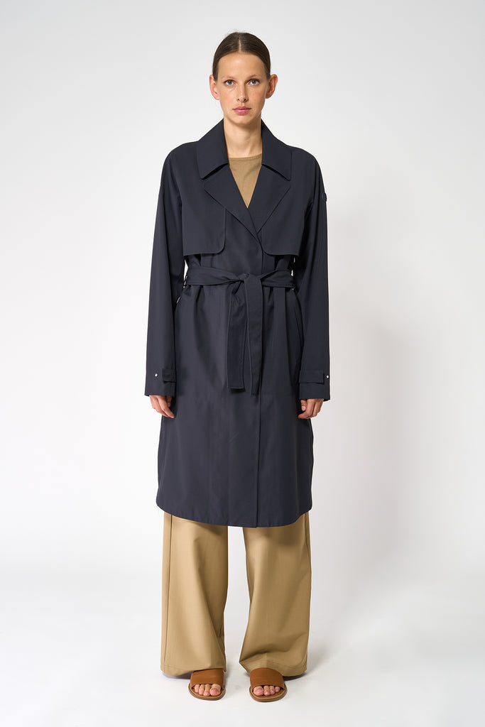 Trench o gabardina impermeable de Mujer sin costuras Tage. Tantä. Color Azul.