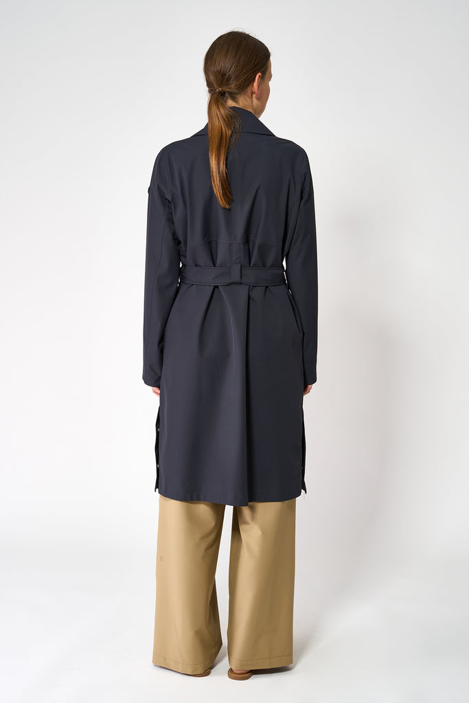 Trench o gabardina impermeable de Mujer sin costuras Tage. Tantä. Color Azul.