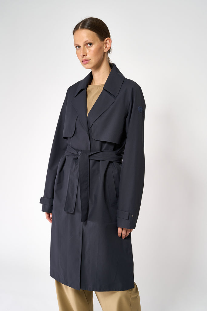 Trench o gabardina impermeable de Mujer sin costuras Tage. Tantä. Color Azul.