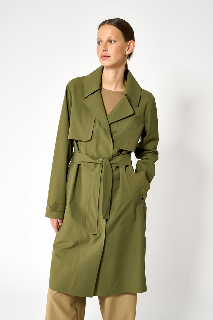 Trench o gabardina impermeable de Mujer sin costuras Tage. Tantä. Color verde.