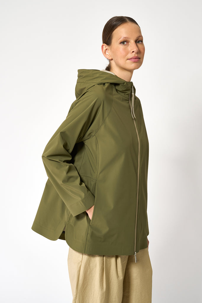 Chaqueta impermeable sport de mujer Noe en softshell. Tantä. Color verde