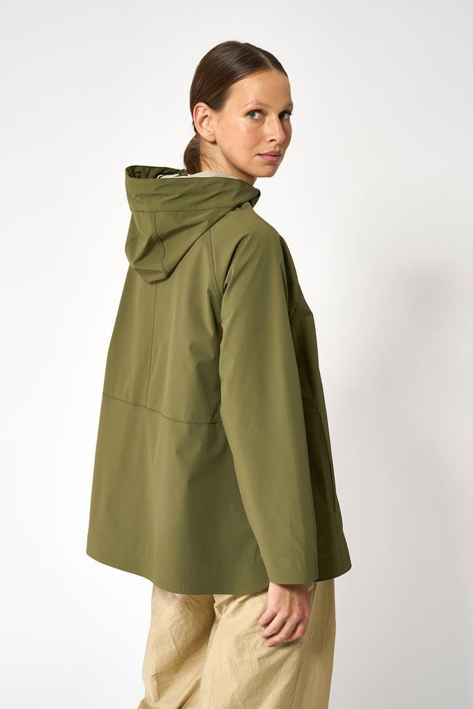 Chaqueta impermeable sport de mujer Noe en softshell. Tantä. Color verde