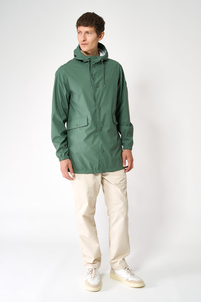 La chaqueta Kabut es un impermeable de corte estándar en PU para Hombre Tantä Verde