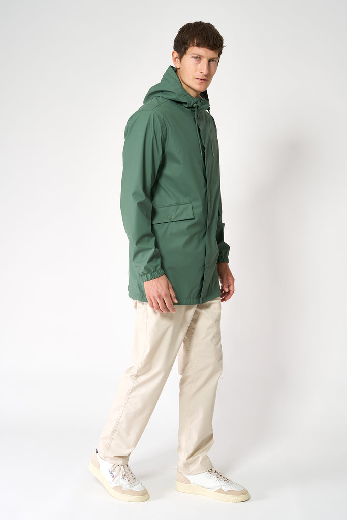 La chaqueta Kabut es un impermeable de corte estándar en PU para Hombre Tantä Verde