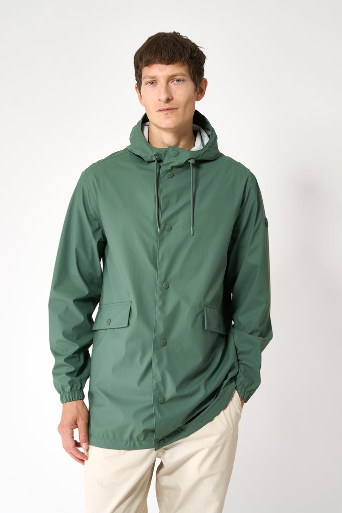 La chaqueta Kabut es un impermeable de corte estándar en PU para Hombre Tantä Verde