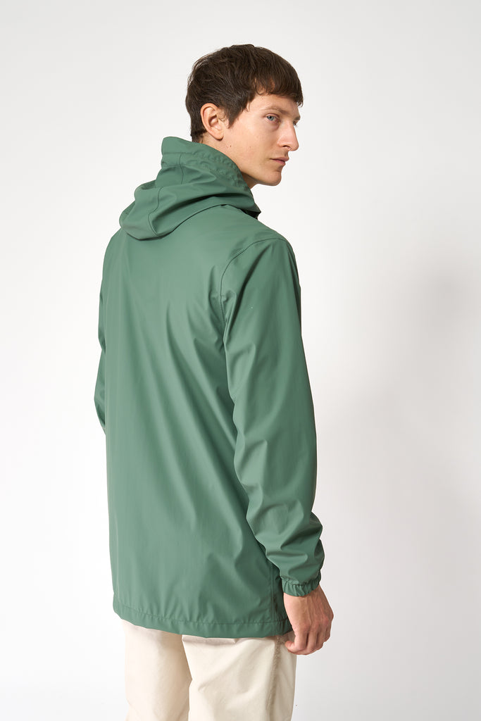 La chaqueta Kabut es un impermeable de corte estándar en PU para Hombre Tantä Verde