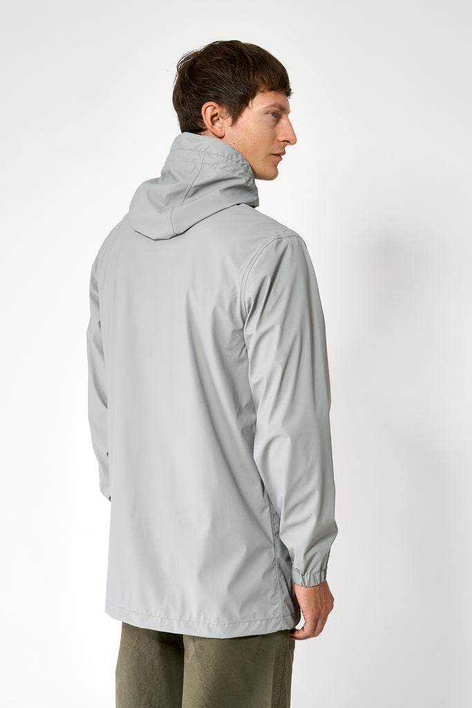 La chaqueta Kabut es un impermeable de corte estándar en PU para Hombre Tantä Gris