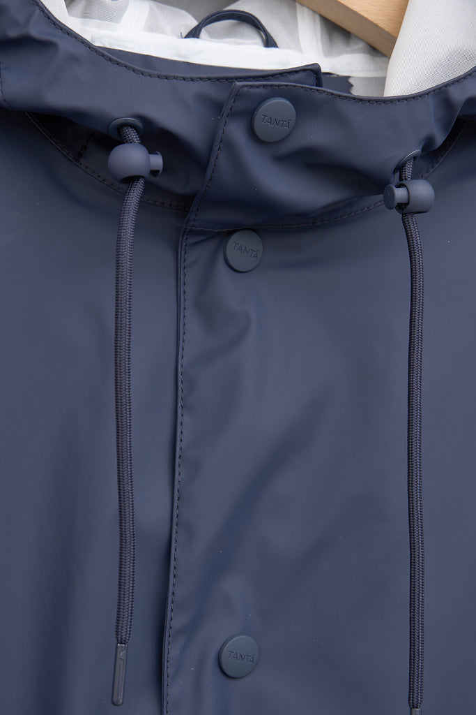 La chaqueta Kabut es un impermeable de corte estándar en PU para Hombre Tantä Azul