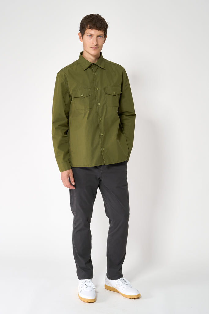 Chaqueta impermeable tipo sobrecamisa de hombre Tantä. Verde