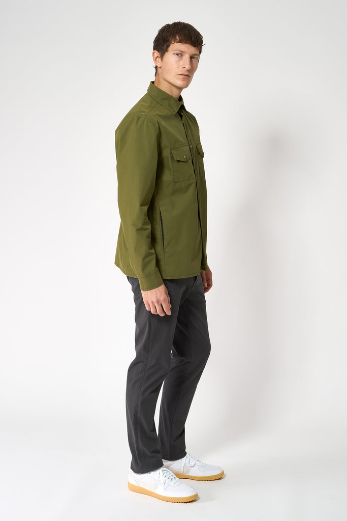 Chaqueta impermeable tipo sobrecamisa de hombre Tantä. Verde