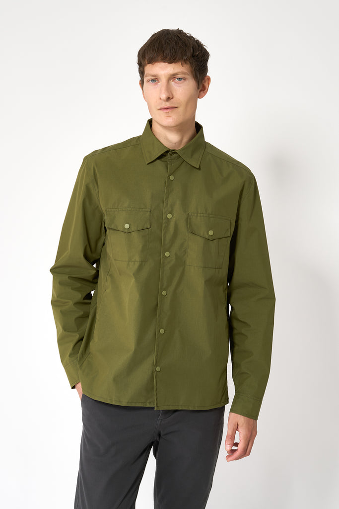 Chaqueta impermeable tipo sobrecamisa de hombre Tantä. Verde