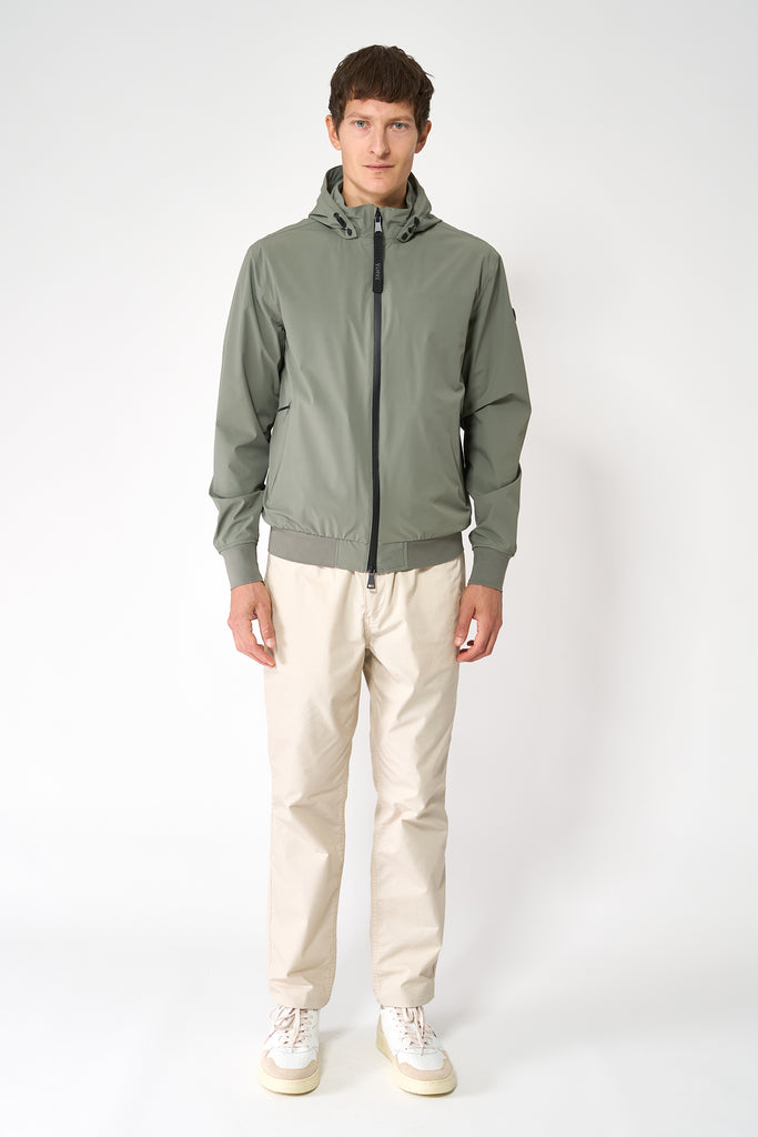 Chaqueta impermeable de hombre Tantä corta de primavera. Verde- Gris