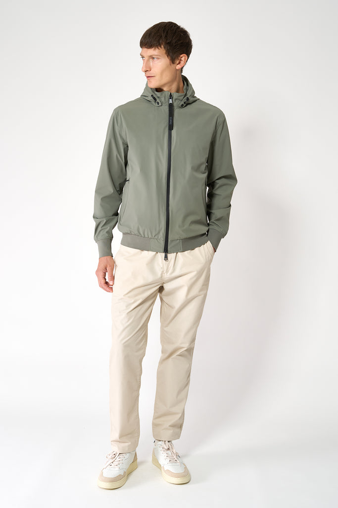 Chaqueta impermeable de hombre Tantä corta de primavera. Verde- Gris