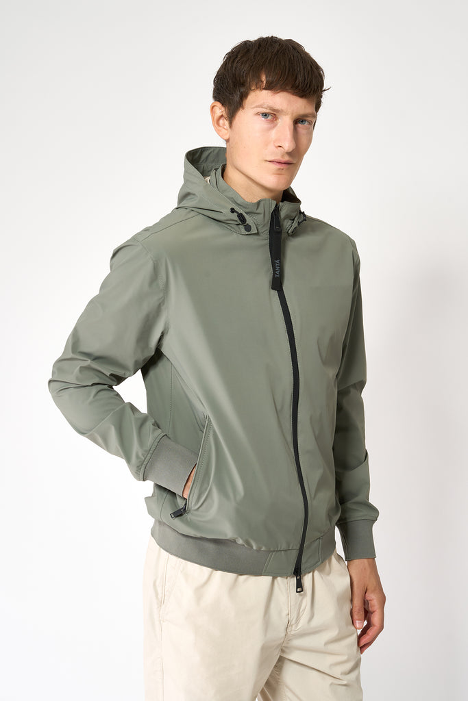 Chaqueta impermeable de hombre Tantä corta de primavera. Verde- Gris