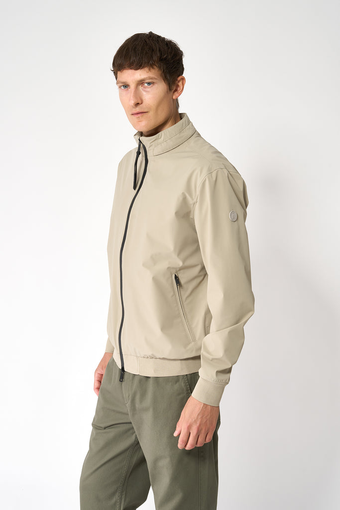 Chaqueta impermeable de hombre Tantä corta de primavera. Gris