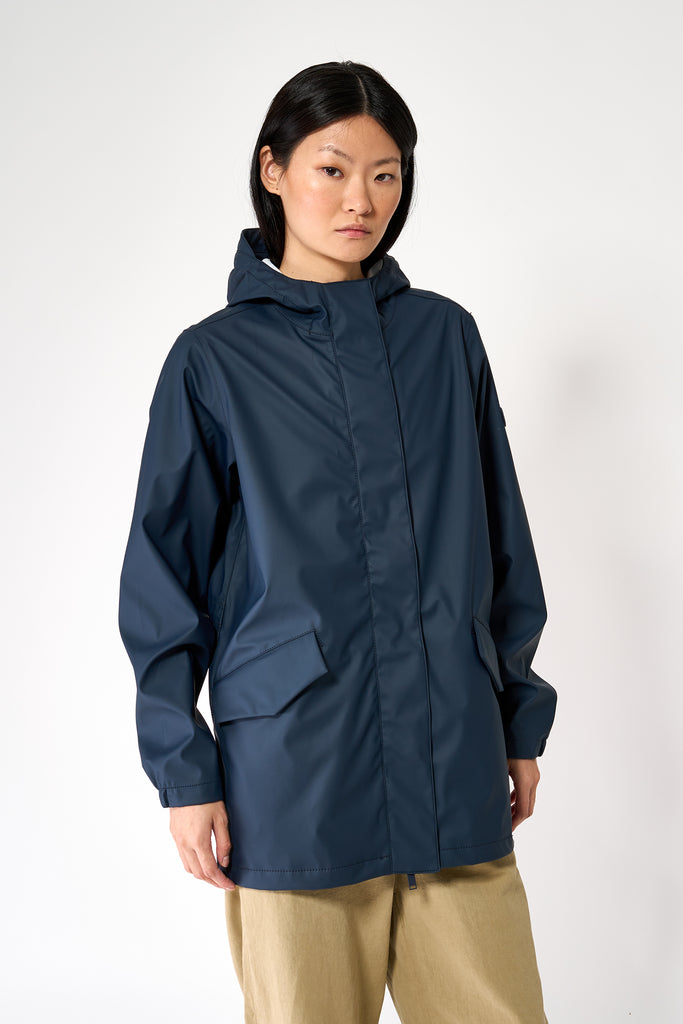  Chaqueta 100% Impermeable  de Mujer Niebla. Tantä. Color Azul Marino 