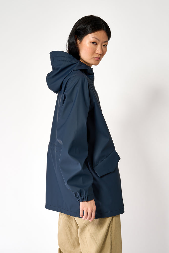  Chaqueta 100% Impermeable  de Mujer Niebla. Tantä. Color Azul Marino 