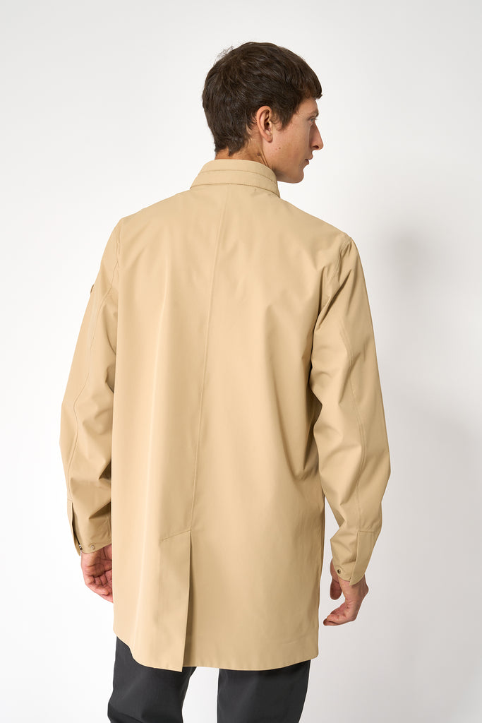 Trench o gabardina sin costuras Tantä de hombre Beige.