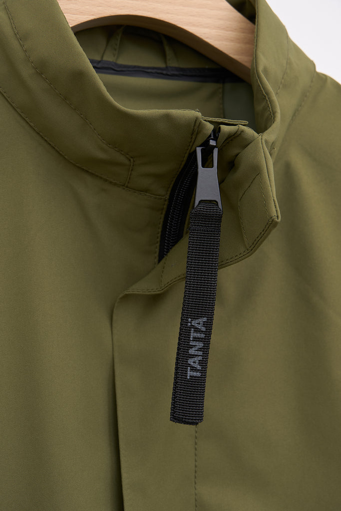 Trench o gabardina sin costuras Tantä de hombre verde.