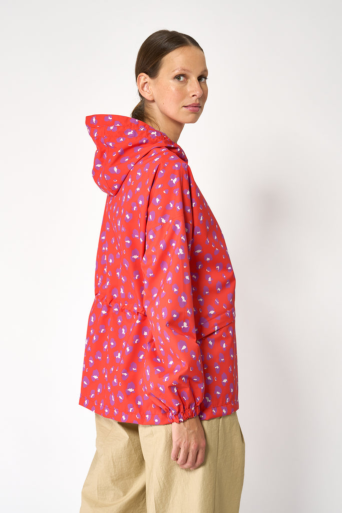 Chaqueta impermeable de Mujer Sumu confeccionada con poliéster reciclado. Tantä. Color rojo estampado