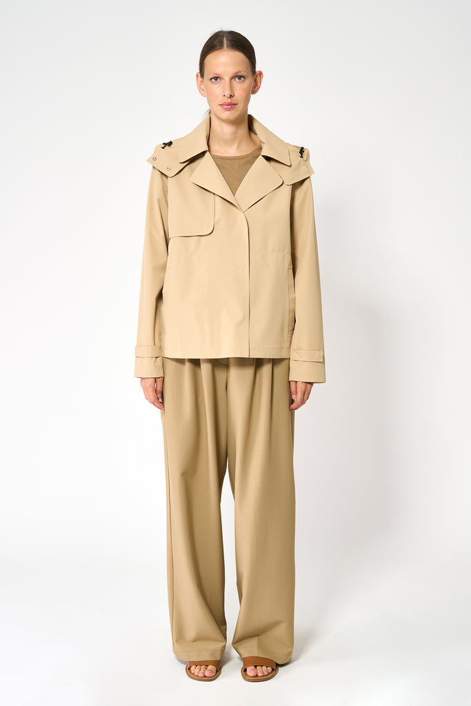  Trench o gabardina corta de MUJER sin costuras en poliéster 100% impermeable. Tantä. Color Beige 