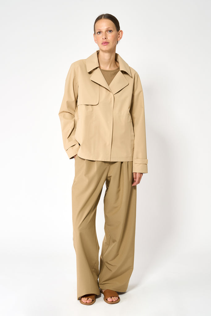  Trench o gabardina corta de MUJER sin costuras en poliéster 100% impermeable. Tantä. Color Beige 