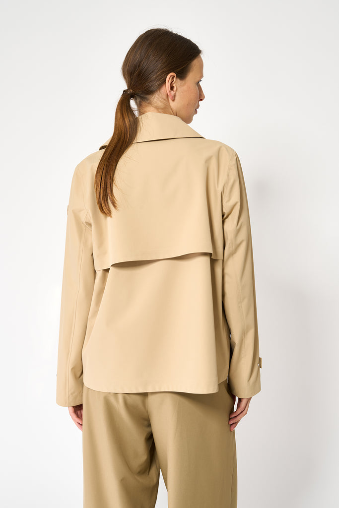  Trench o gabardina corta de MUJER sin costuras en poliéster 100% impermeable. Tantä. Color Beige 