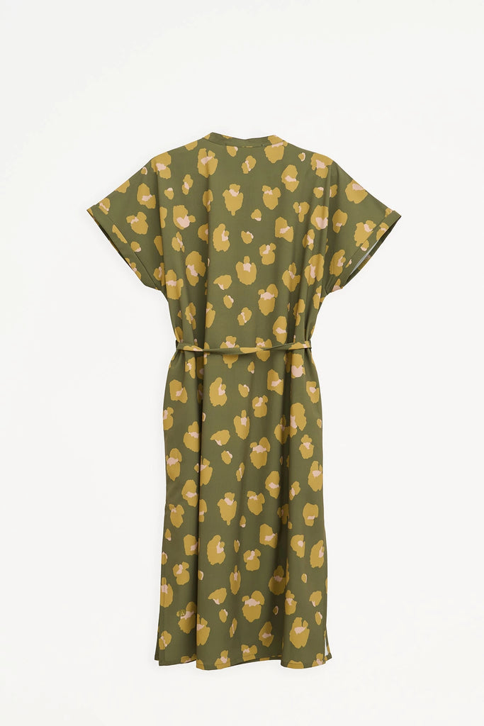 Vestido de corte oversize y manga corta estampado. Tantä. Color verde