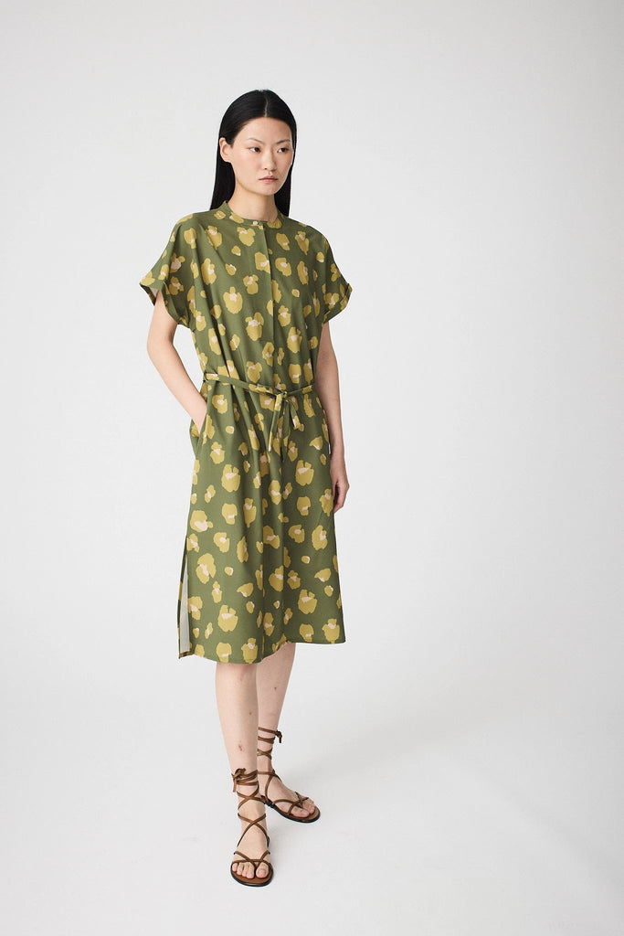 Vestido de corte oversize y manga corta estampado. Tantä. Color verde