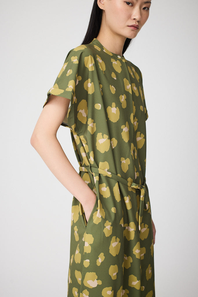 Vestido de corte oversize y manga corta estampado. Tantä. Color verde