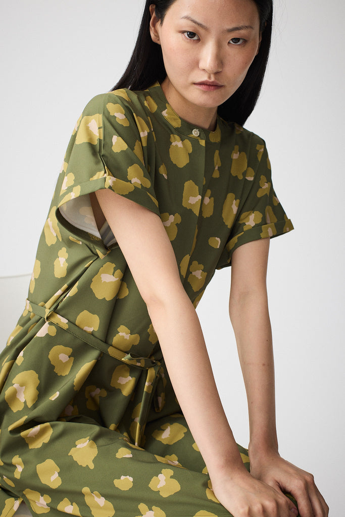 Vestido de corte oversize y manga corta estampado. Tantä. Color verde