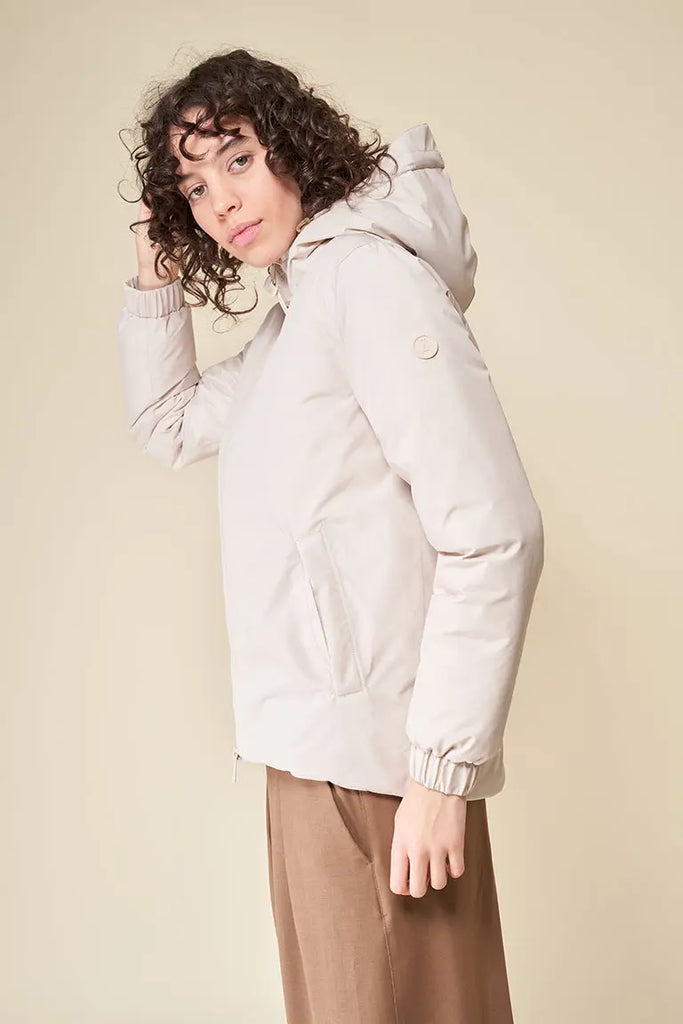 Chaqueta o abrigo corto de mujer impermeable